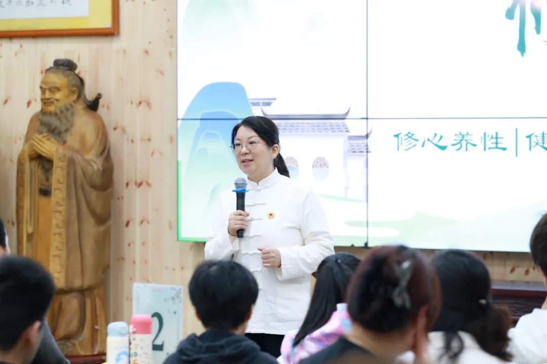 1721981473885766.jpg 陳老師做班級建設.jpg